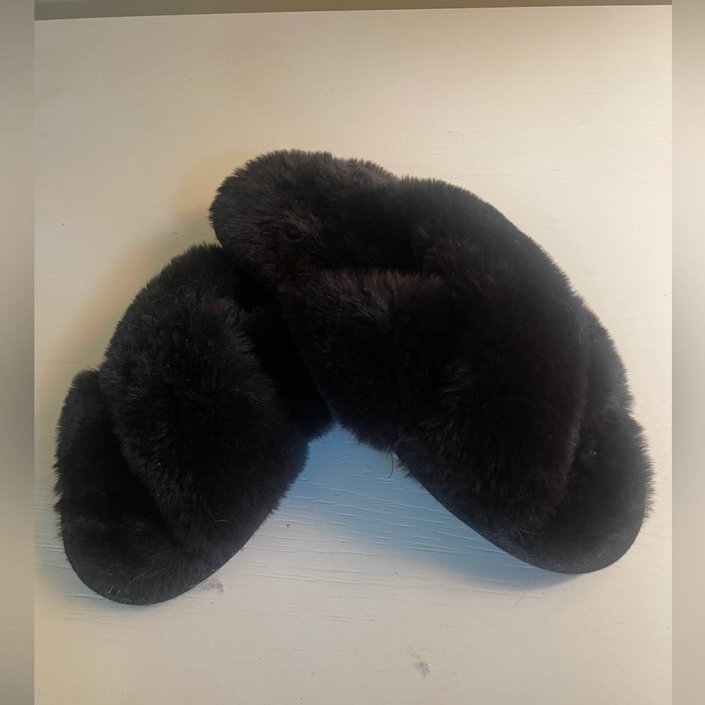 Fluffy black fashionable soft house slippers
